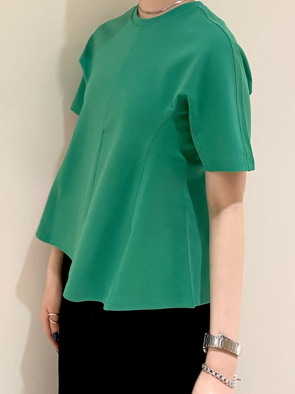 グリーン系のTシャツ/カットソー、ブラック系のスラックスを着用したレディースの夏コーディネートの4枚目の写真