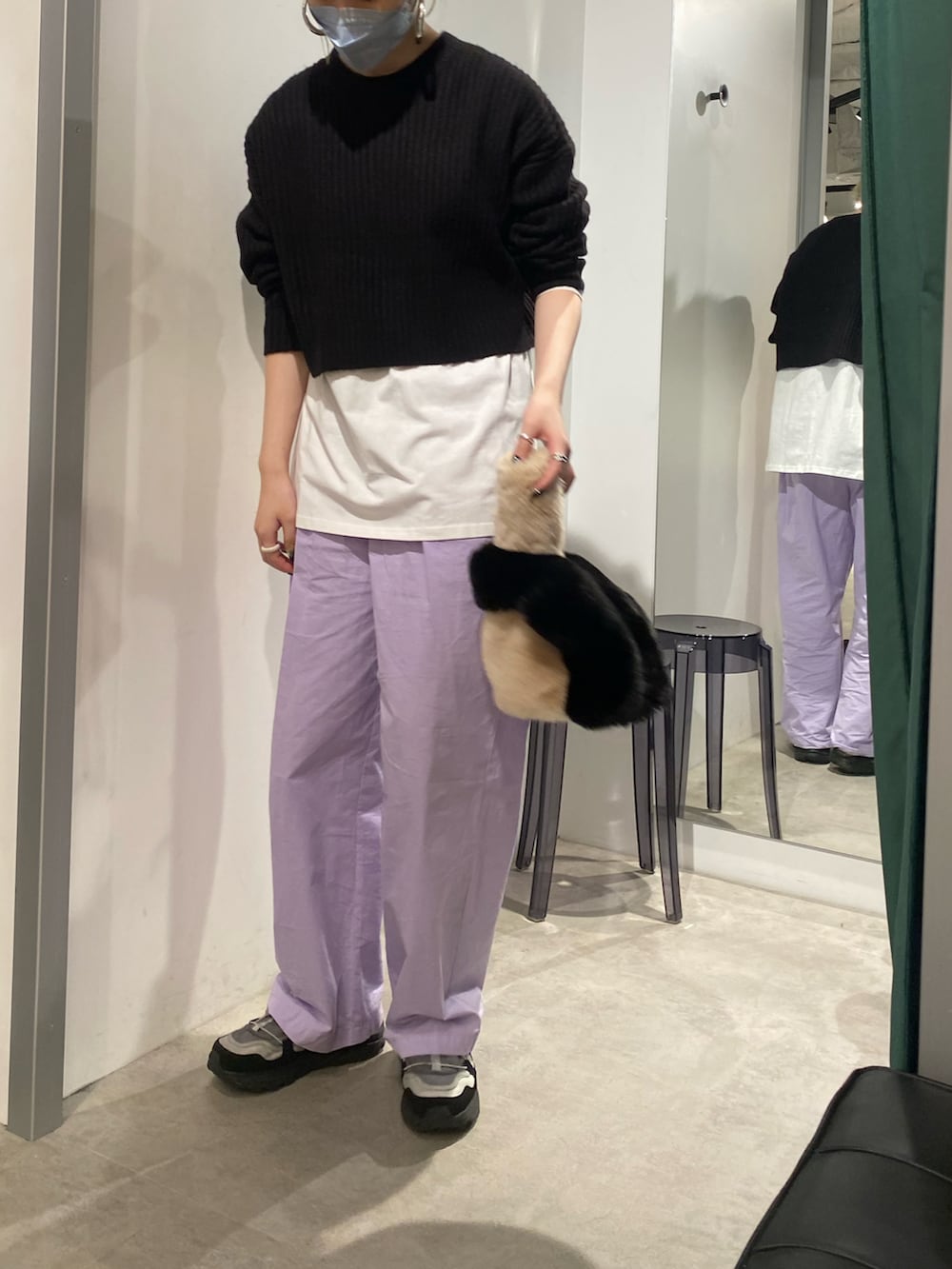 ブラック系のニット/セーターを着用したレディースの秋コーディネートの2枚目の写真