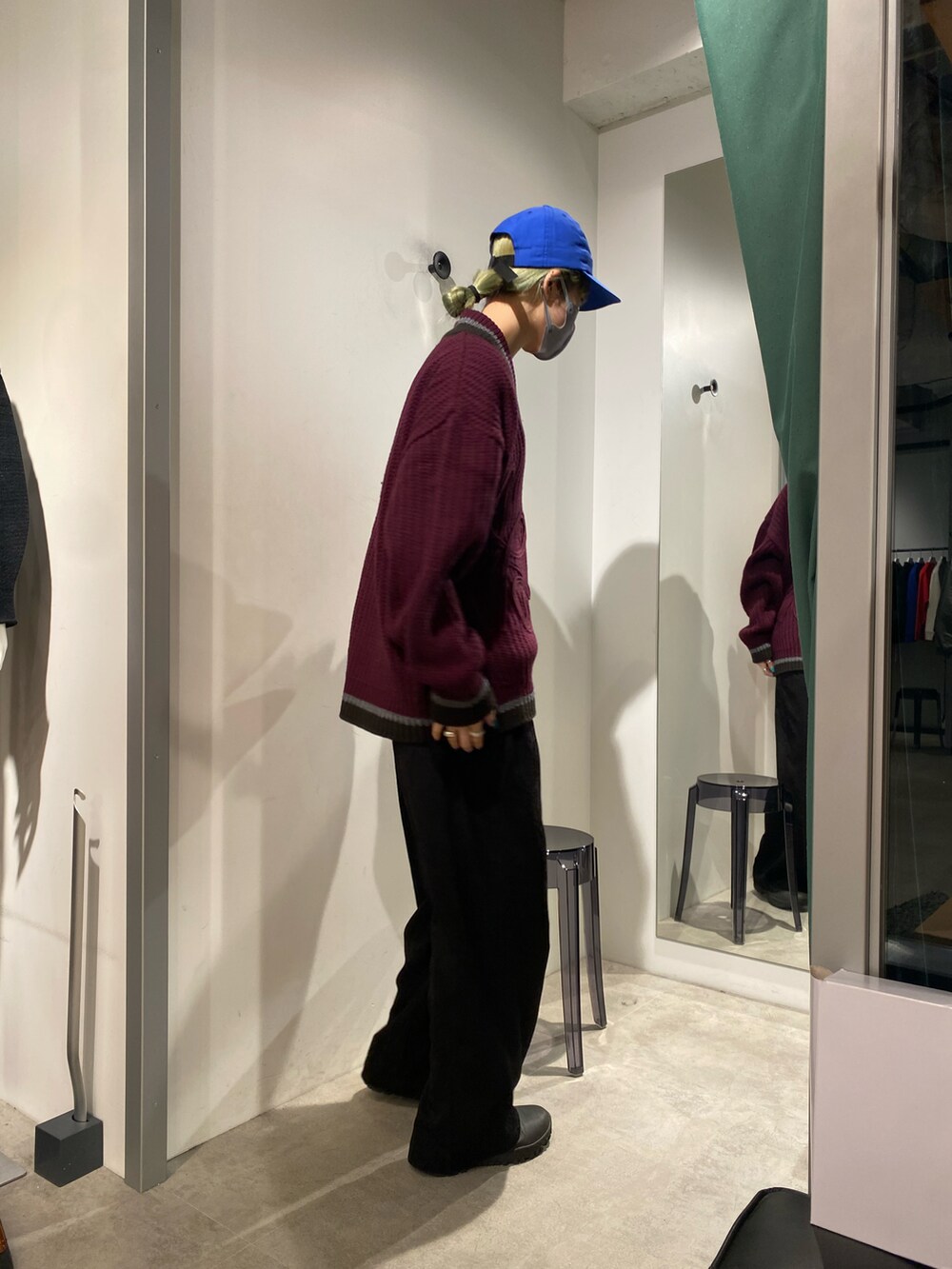 ブラック系のその他パンツを着用したレディースの秋コーディネートの2枚目の写真