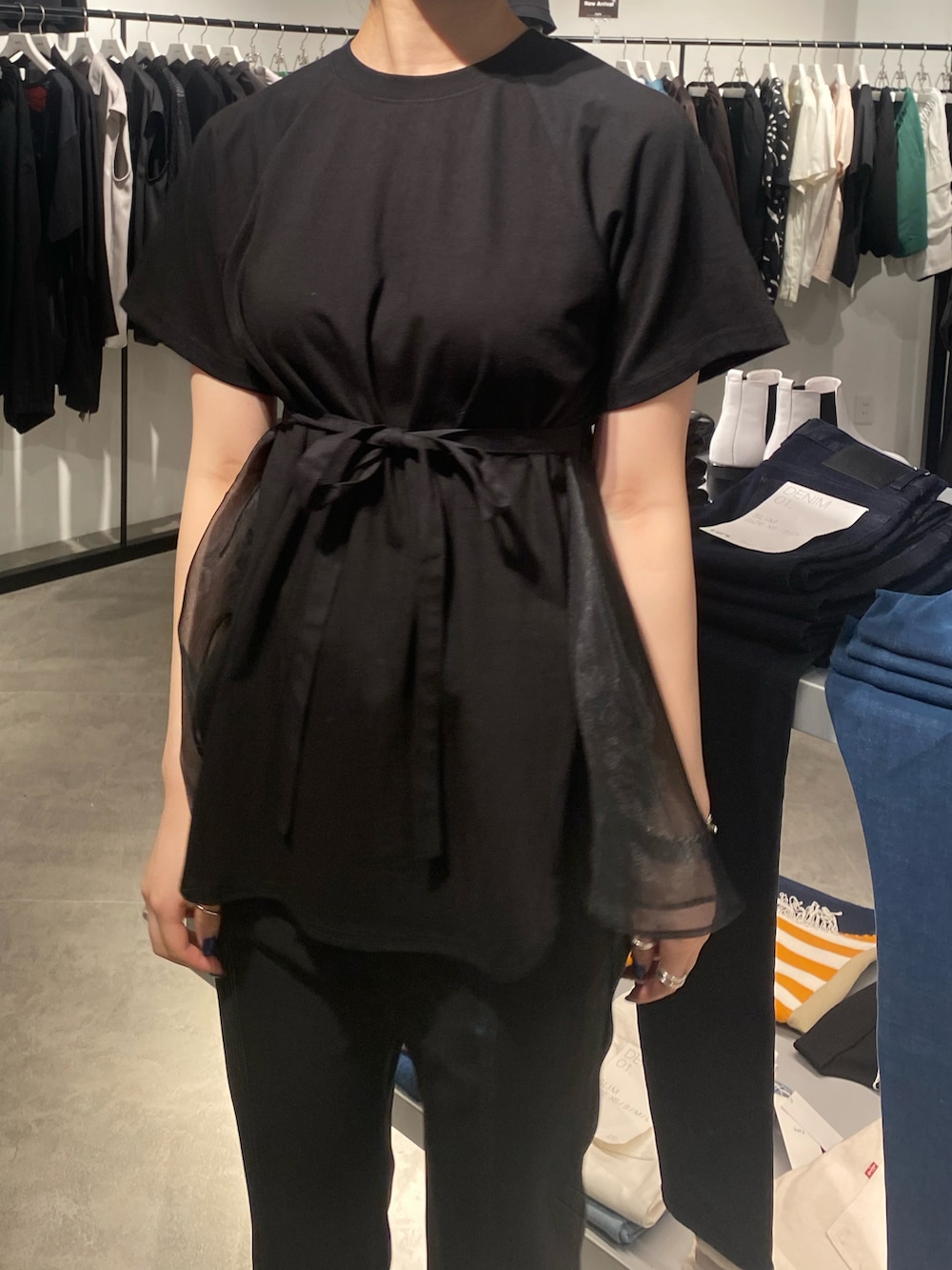 ブラック系のTシャツ/カットソー、ブラック系のスラックスを着用したレディースの夏コーディネートの3枚目の写真