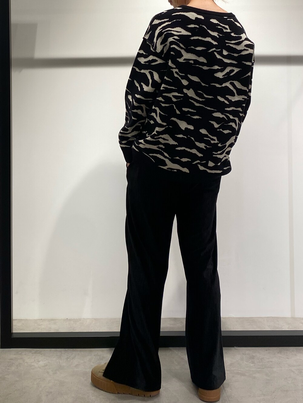 ブラック系のニット/セーター、ブラック系のその他パンツを着用したレディースの冬コーディネートの2枚目の写真