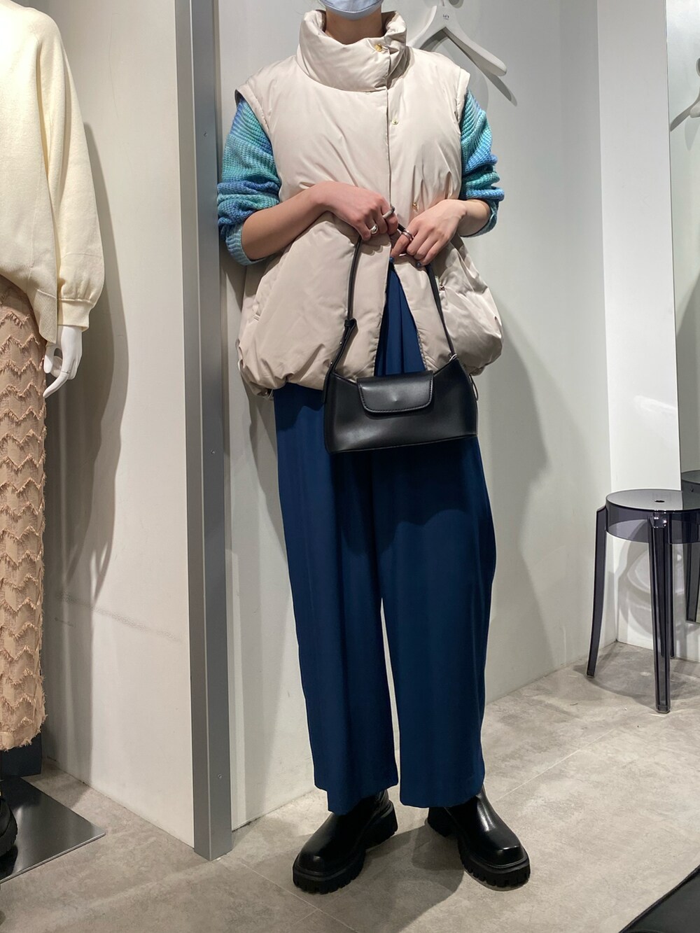 グリーン系のニット/セーターを着用したレディースの秋コーディネートの2枚目の写真