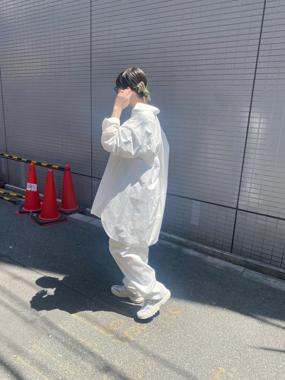 ホワイト系のシャツ/ブラウス、ホワイト系のカーゴパンツを着用したレディースの夏コーディネートの2枚目の写真