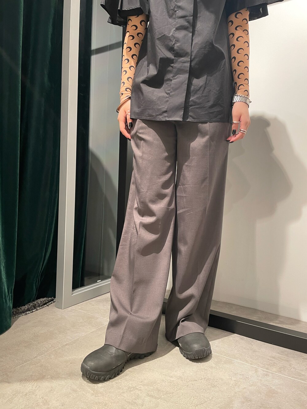 ブラック系のシャツ/ブラウスを着用したレディースの夏コーディネートの2枚目の写真