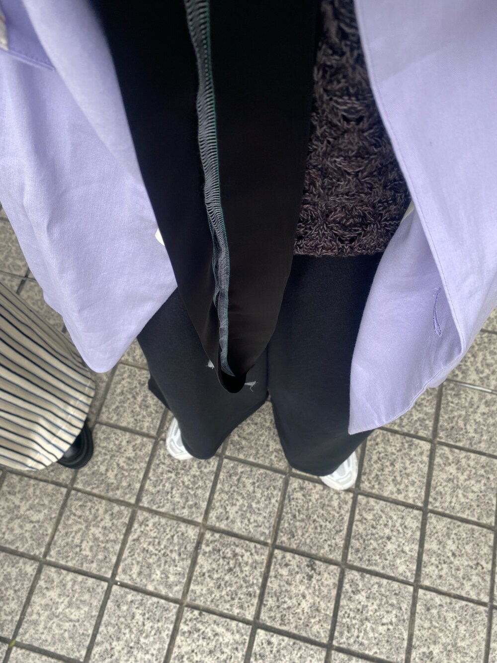 ブラック系のドレスシューズを着用したレディースの春コーディネートの3枚目の写真