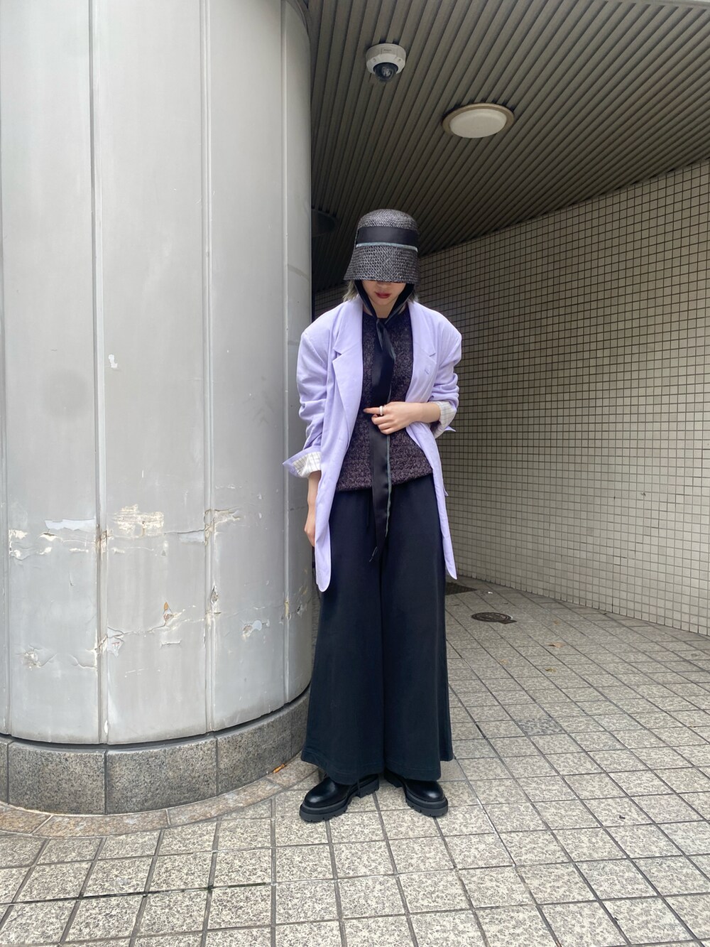 ブラック系のドレスシューズを着用したレディースの春コーディネートの2枚目の写真