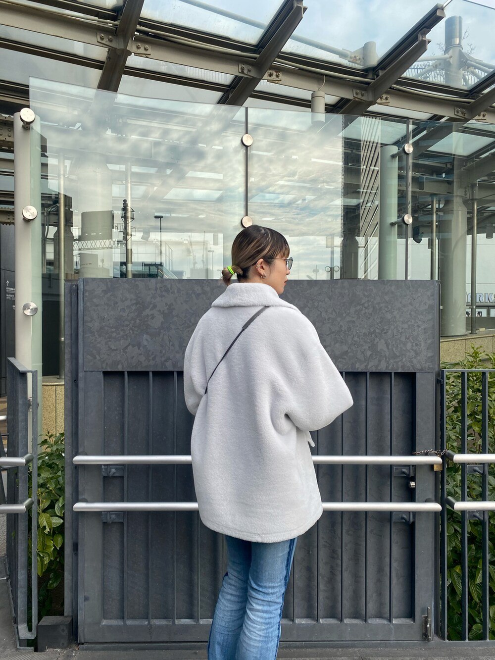 グレー系のブルゾンを着用したレディースの冬コーディネートの2枚目の写真