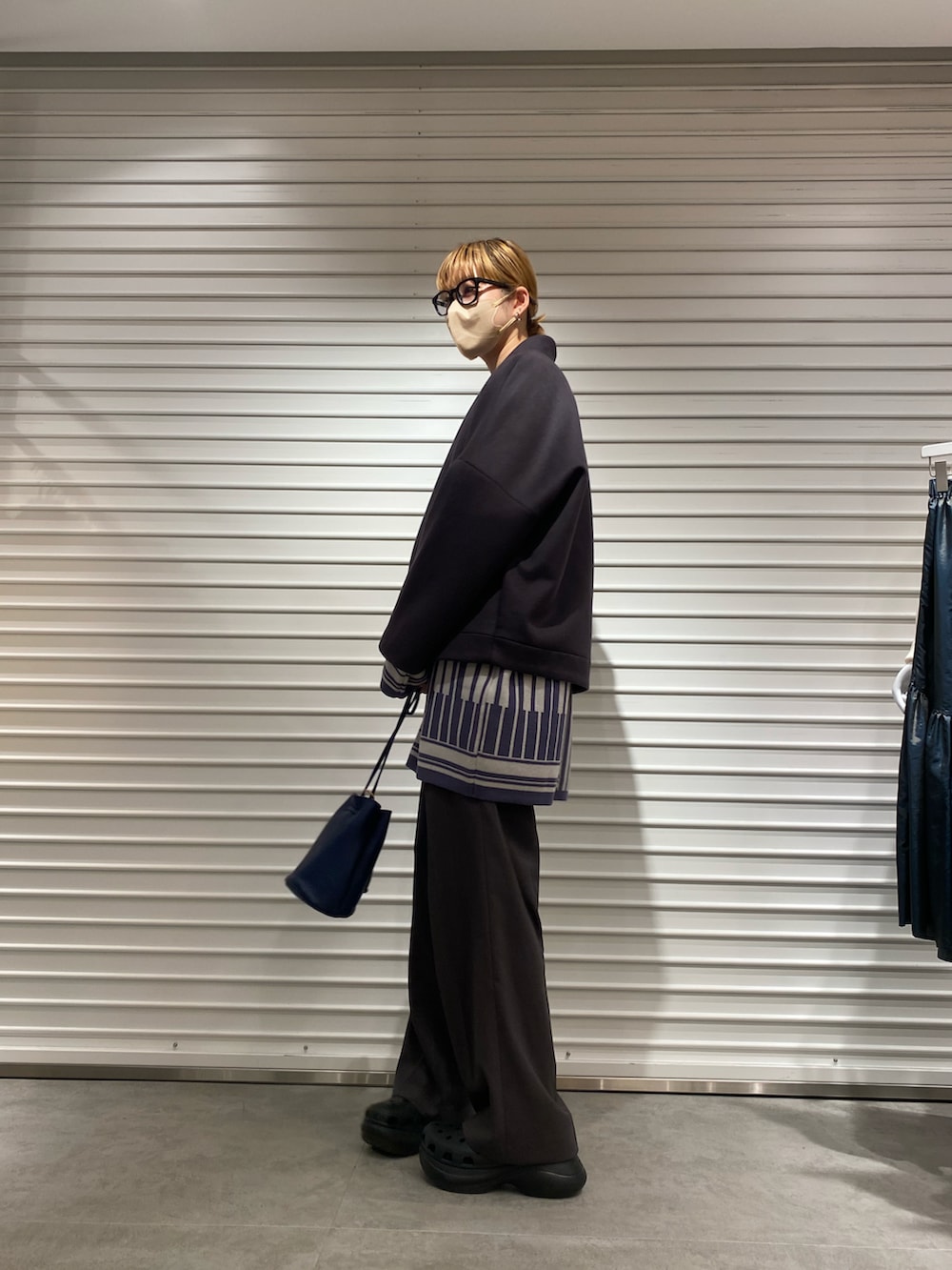 グレー系のブルゾンを着用したレディースの冬コーディネートの2枚目の写真