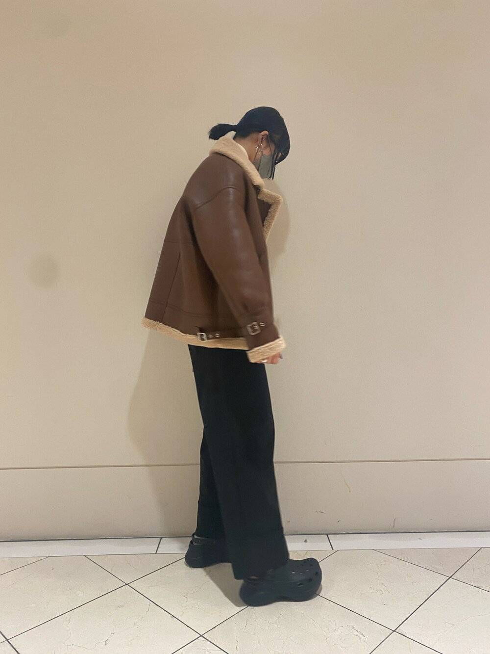 ブラウン系のミリタリージャケット、グリーン系のその他パンツを着用したレディースの冬コーディネートの2枚目の写真