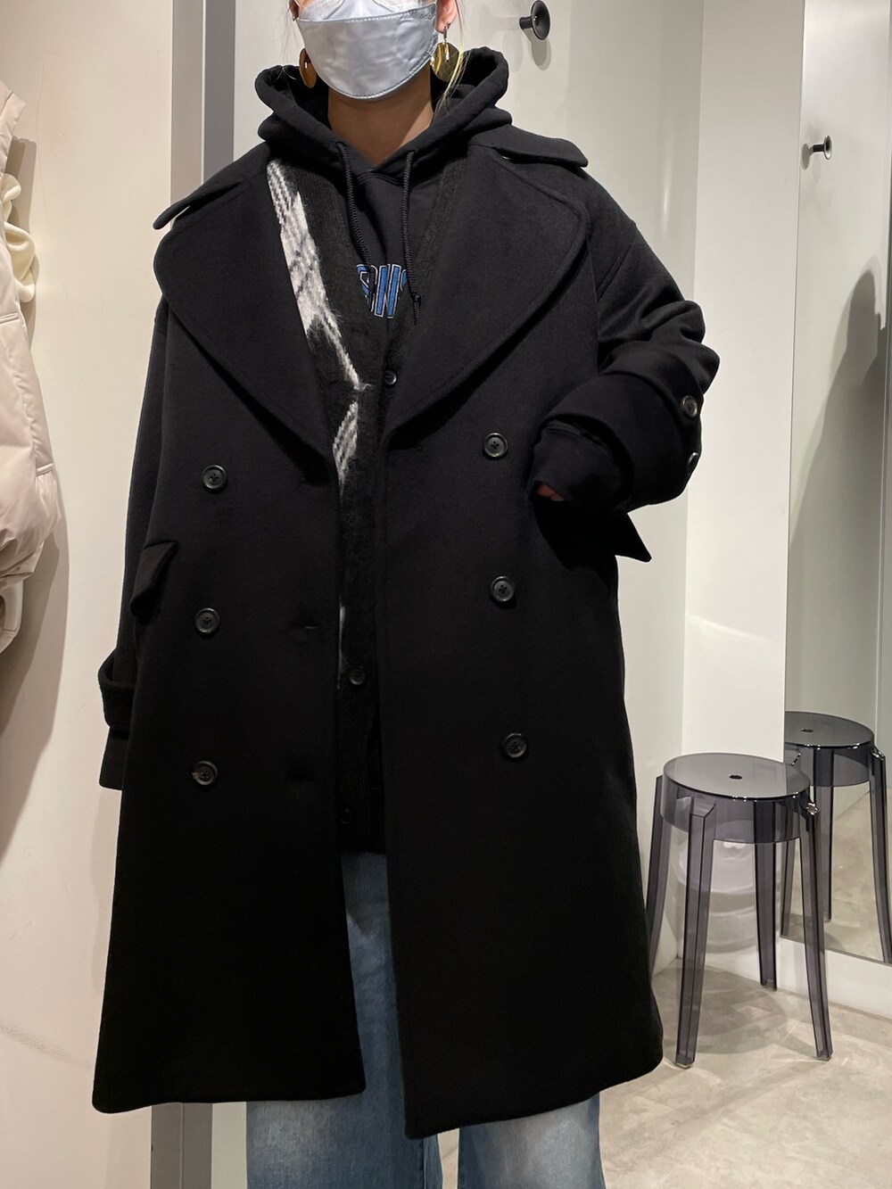 ブラック系のピーコートを着用したレディースの秋コーディネートの3枚目の写真