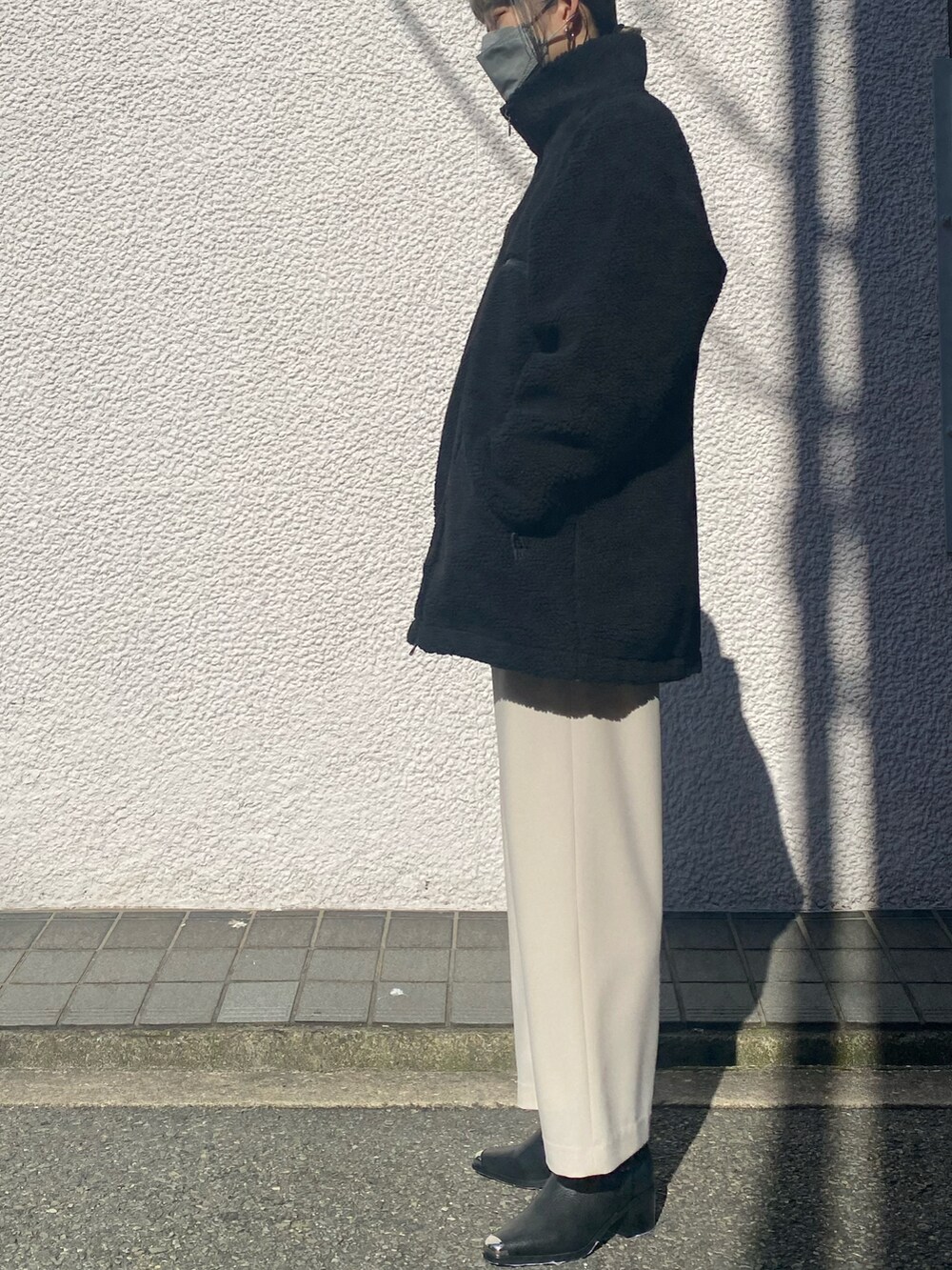 ブラック系のブルゾンを着用したレディースの冬コーディネートの2枚目の写真