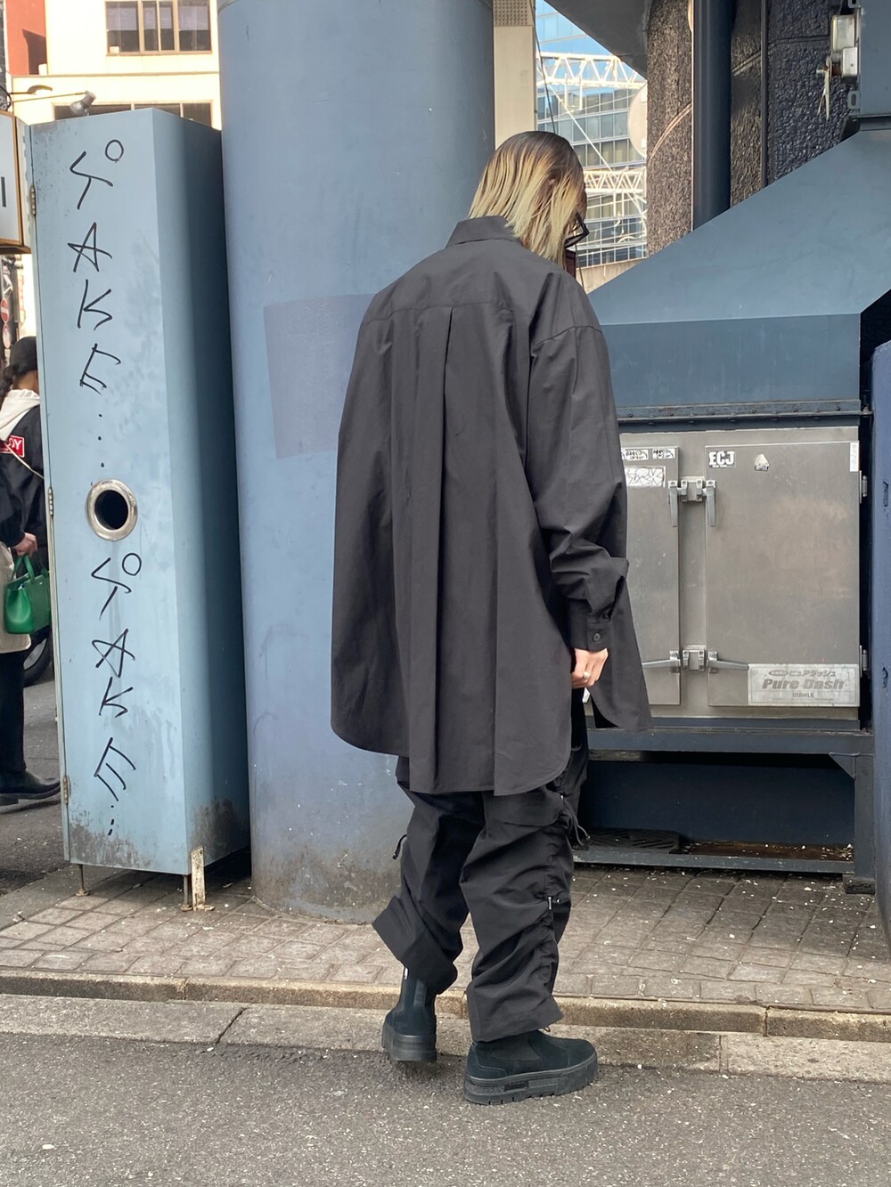 ブラック系のシャツ/ブラウスを着用したレディースの春コーディネートの2枚目の写真