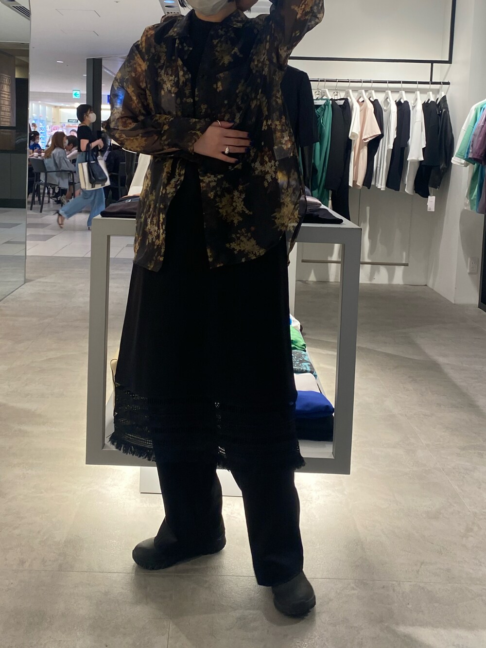 ブラック系のシャツ/ブラウス、ブラック系のワンピースを着用したレディースの春コーディネートの3枚目の写真