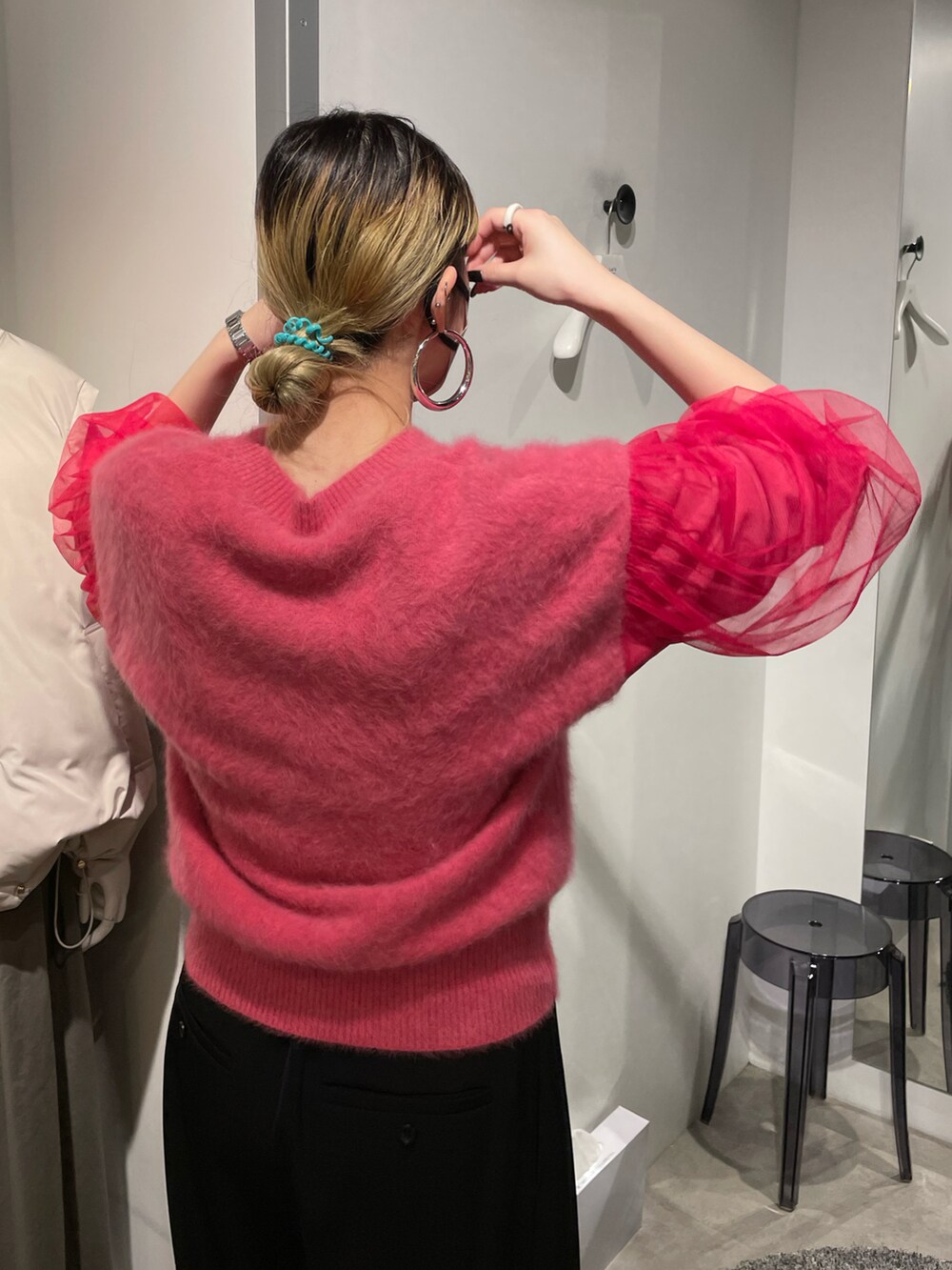 ピンク系のニット/セーターを着用したレディースの冬コーディネートの2枚目の写真