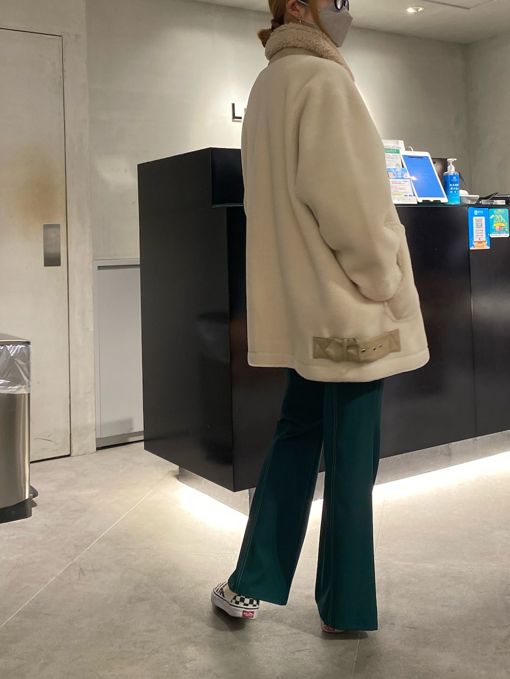 「ゆるコーデ、大人コーデ、大人カジュアル、パンツスタイル、オトナ女子、お洒落さんとつながりたい、ロングコート、あったかコーデ、冬コーデ、高身長女子」｜「Lui'sのウール混シープボアB3ジャケット（ブルゾン、ホワイト系）」を使った、2a1さん（レディース・170cm）の冬コーディネートの2枚目の写真