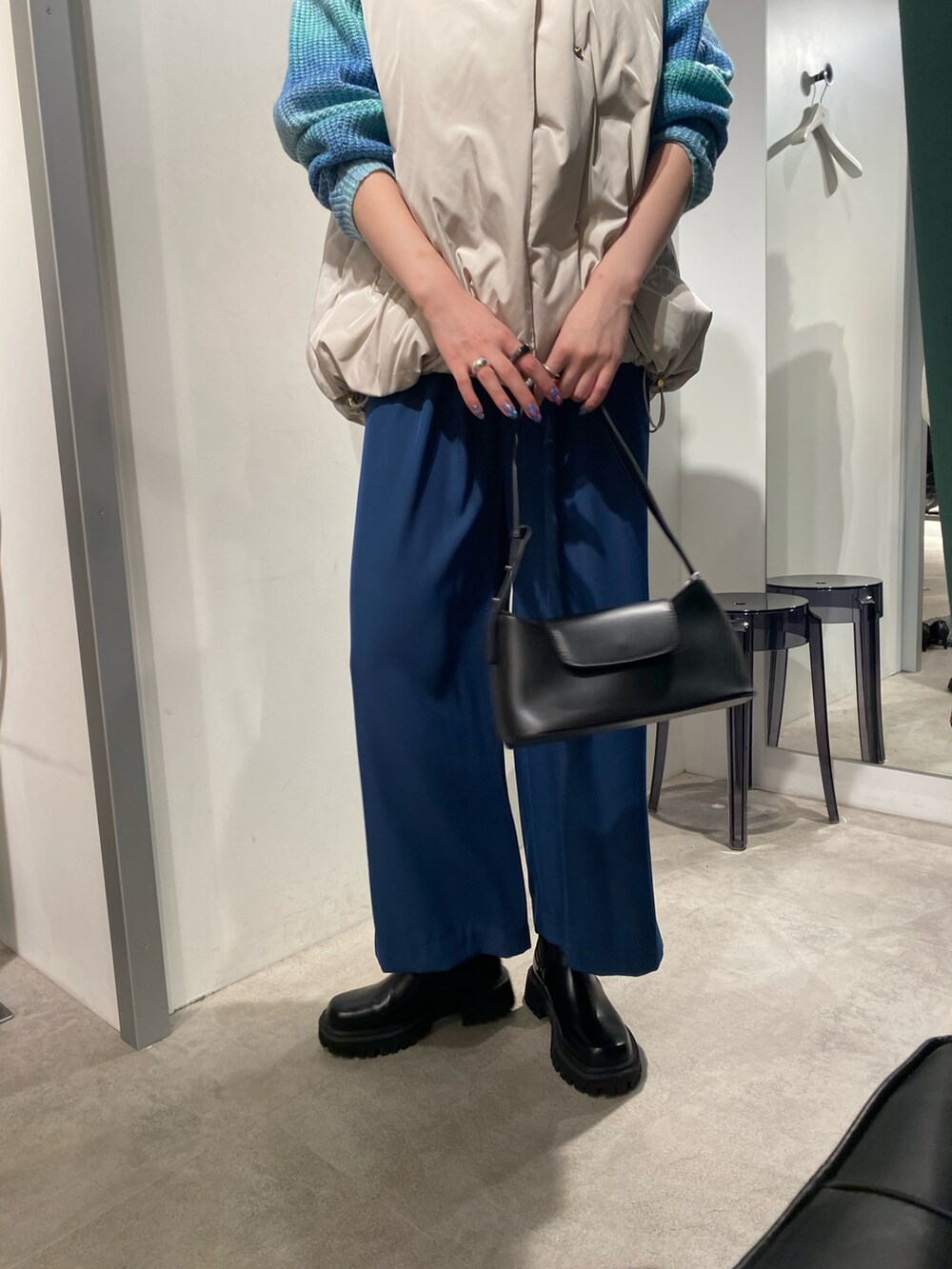 ブルー系のスラックスを着用したレディースの冬コーディネートの3枚目の写真