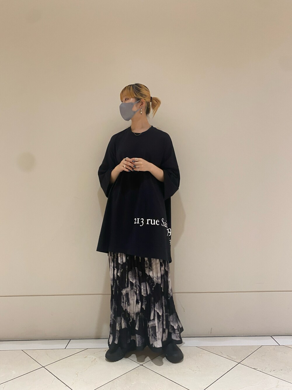 ブラック系のスカートを着用したレディースの夏コーディネートの2枚目の写真