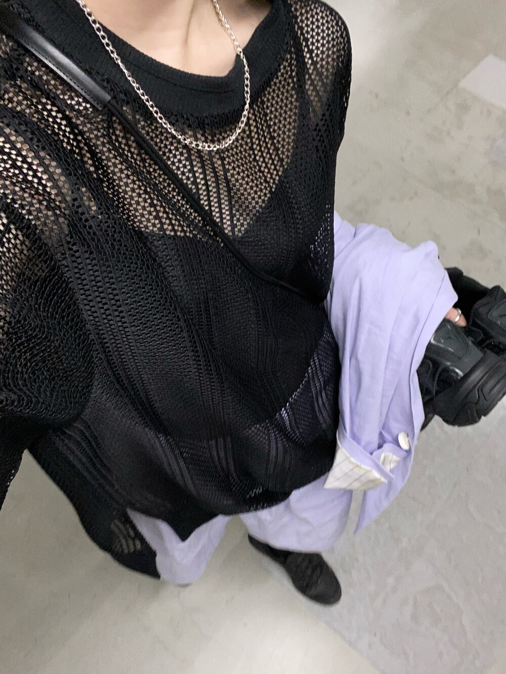 ブラック系のTシャツ/カットソー、ブラック系のショルダーバッグ、シルバー系のネックレスを着用したレディースの夏コーディネートの4枚目の写真