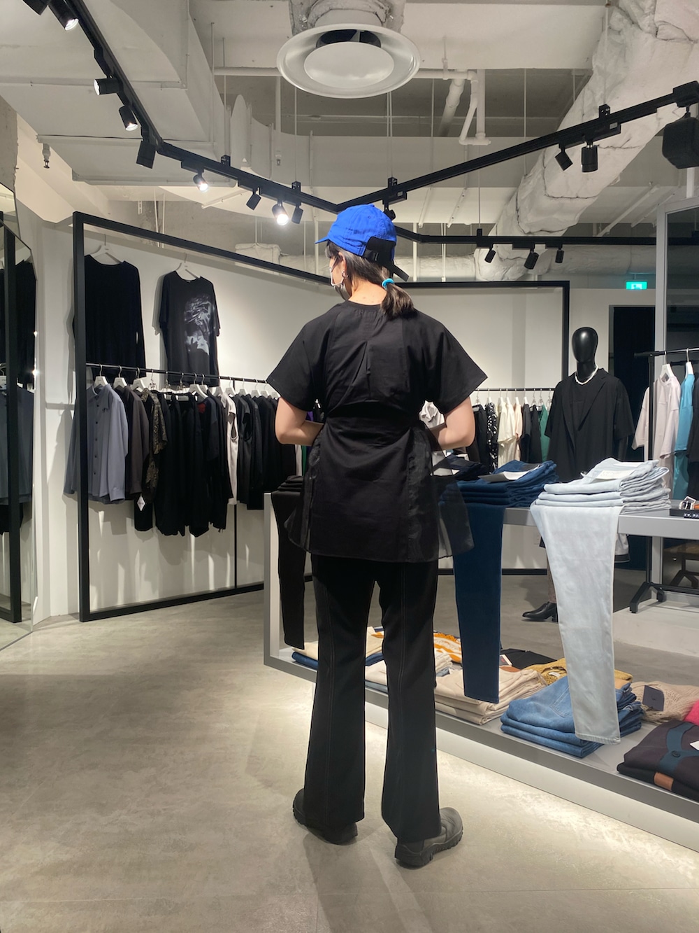 ブラック系のTシャツ/カットソー、ブラック系のスラックスを着用したレディースの夏コーディネートの2枚目の写真