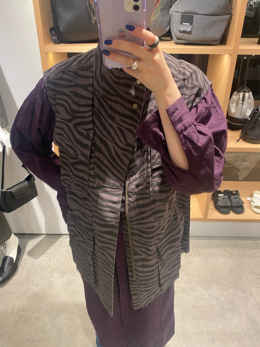 グレー系のジャケット/アウターを着用したレディースの秋コーディネートの3枚目の写真