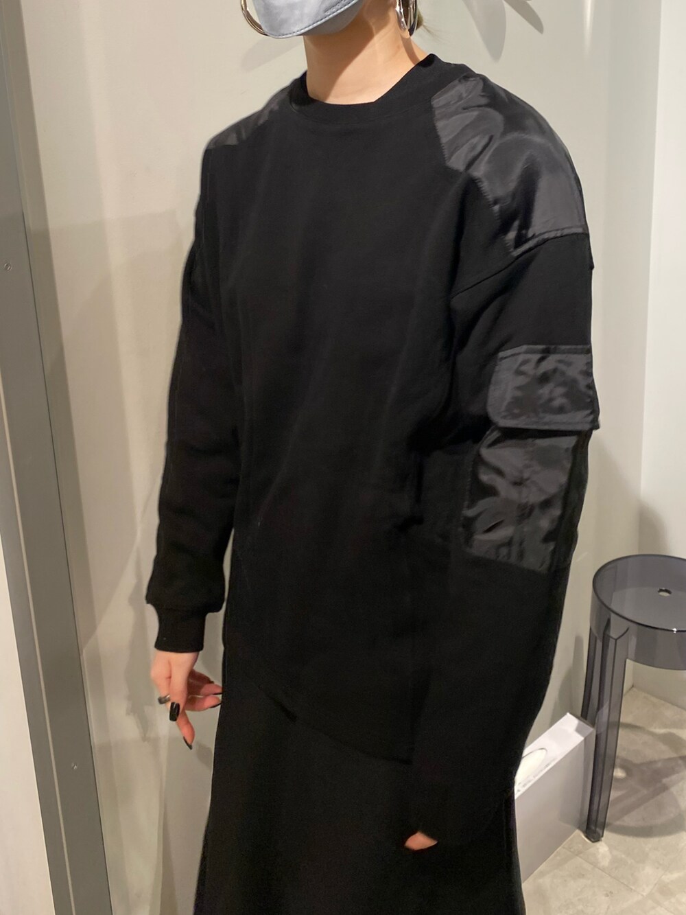 「秋服、オトナカジュアル、オトナ女子、パンツコーデ、大人コーデ、大人かわいい、秋色コーデ、オーバーサイズ、高身長女子、高身長コーデ、高身長、モード、モードストリート、モード系、オールブラック」｜「Lui'sのミリタリーデザイン裏毛プルオーバー（スウェット、ブラック系）」を使った、2a1さん（レディース・170cm）の秋コーディネートの3枚目の写真