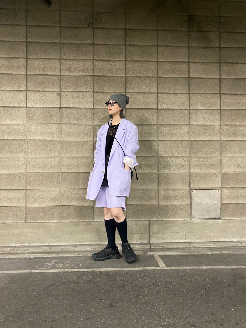 ブラック系のTシャツ/カットソー、ブラック系のショルダーバッグ、シルバー系のネックレスを着用したレディースの夏コーディネートの2枚目の写真