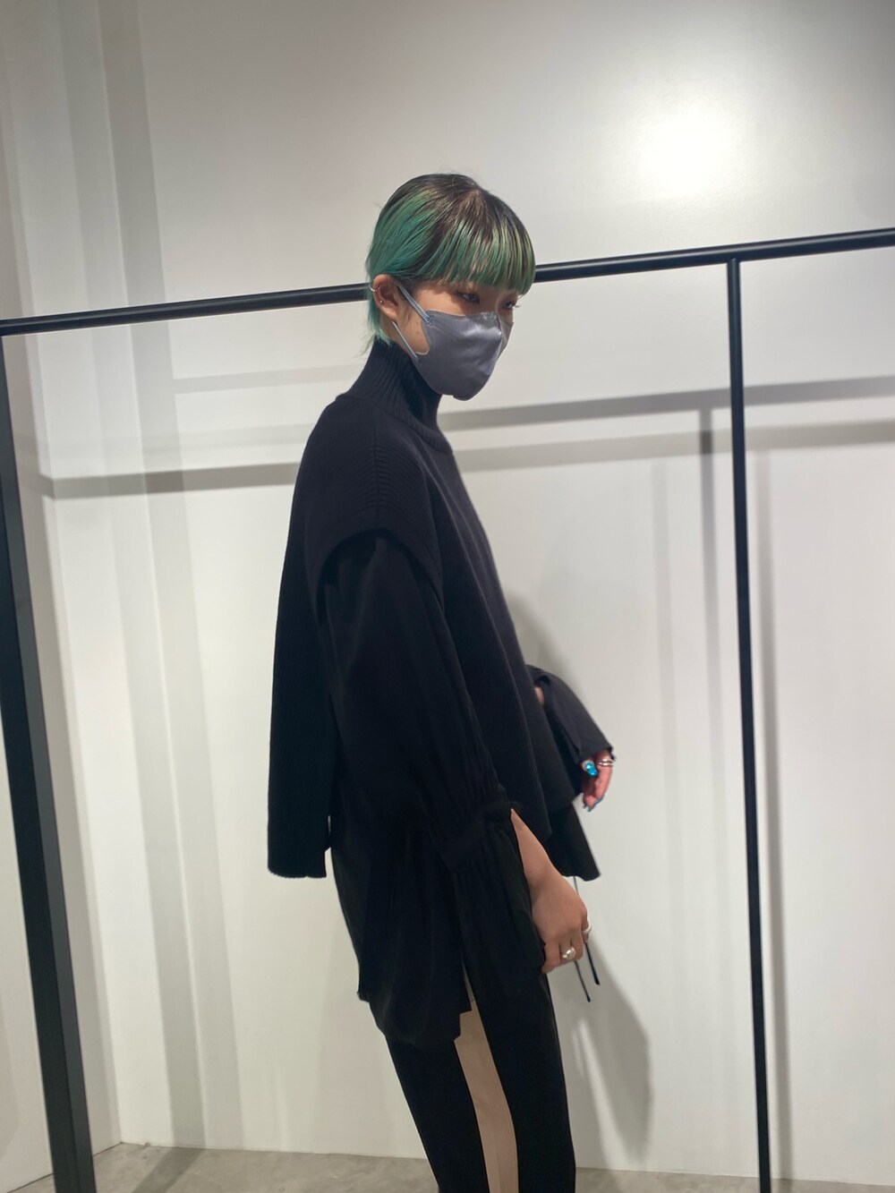 ブラック系のニット/セーターを着用したレディースの秋コーディネートの4枚目の写真