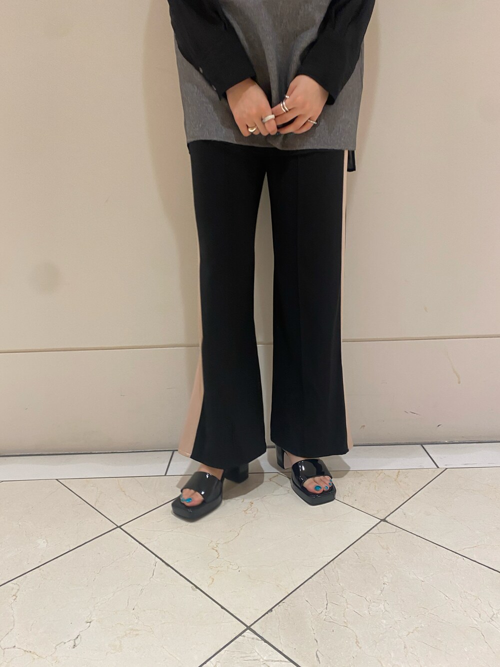 ブラック系のその他パンツを着用したレディースの夏コーディネートの2枚目の写真