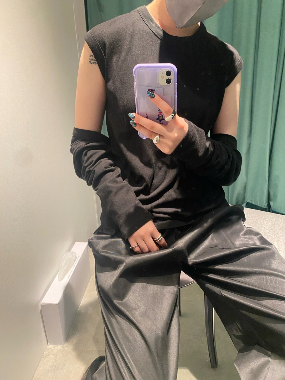 ブラック系のTシャツ/カットソーを着用したレディースの夏コーディネートの2枚目の写真