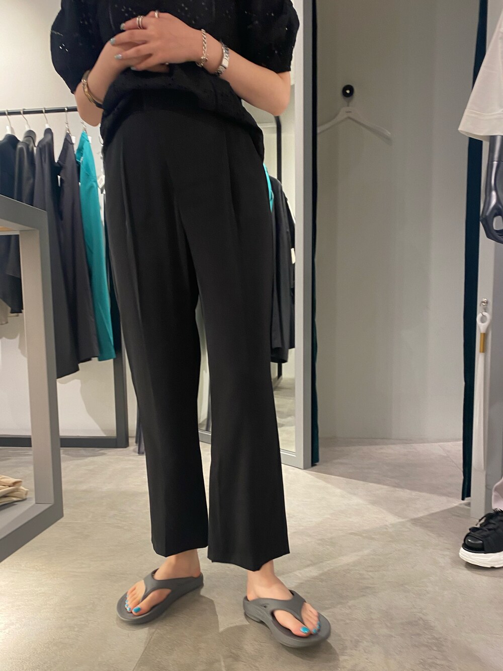 ブラック系のその他パンツを着用したレディースの夏コーディネートの3枚目の写真