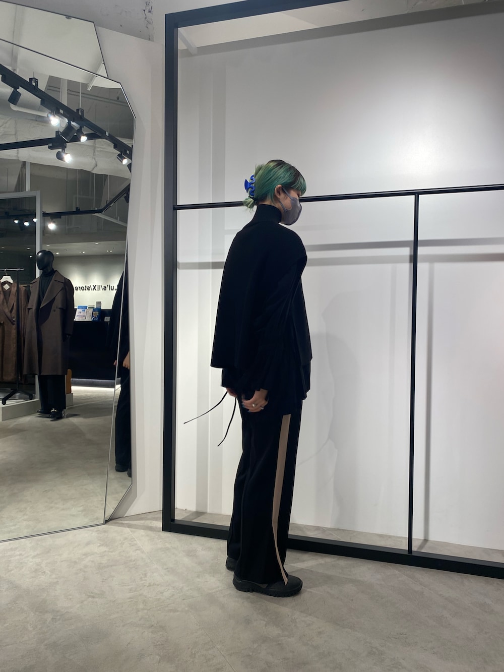 ブラック系のニット/セーターを着用したレディースの秋コーディネートの3枚目の写真