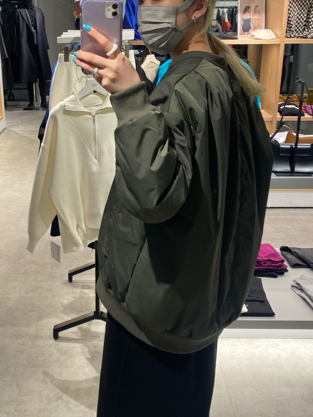 グリーン系のMA-1を着用したレディースの秋コーディネートの2枚目の写真