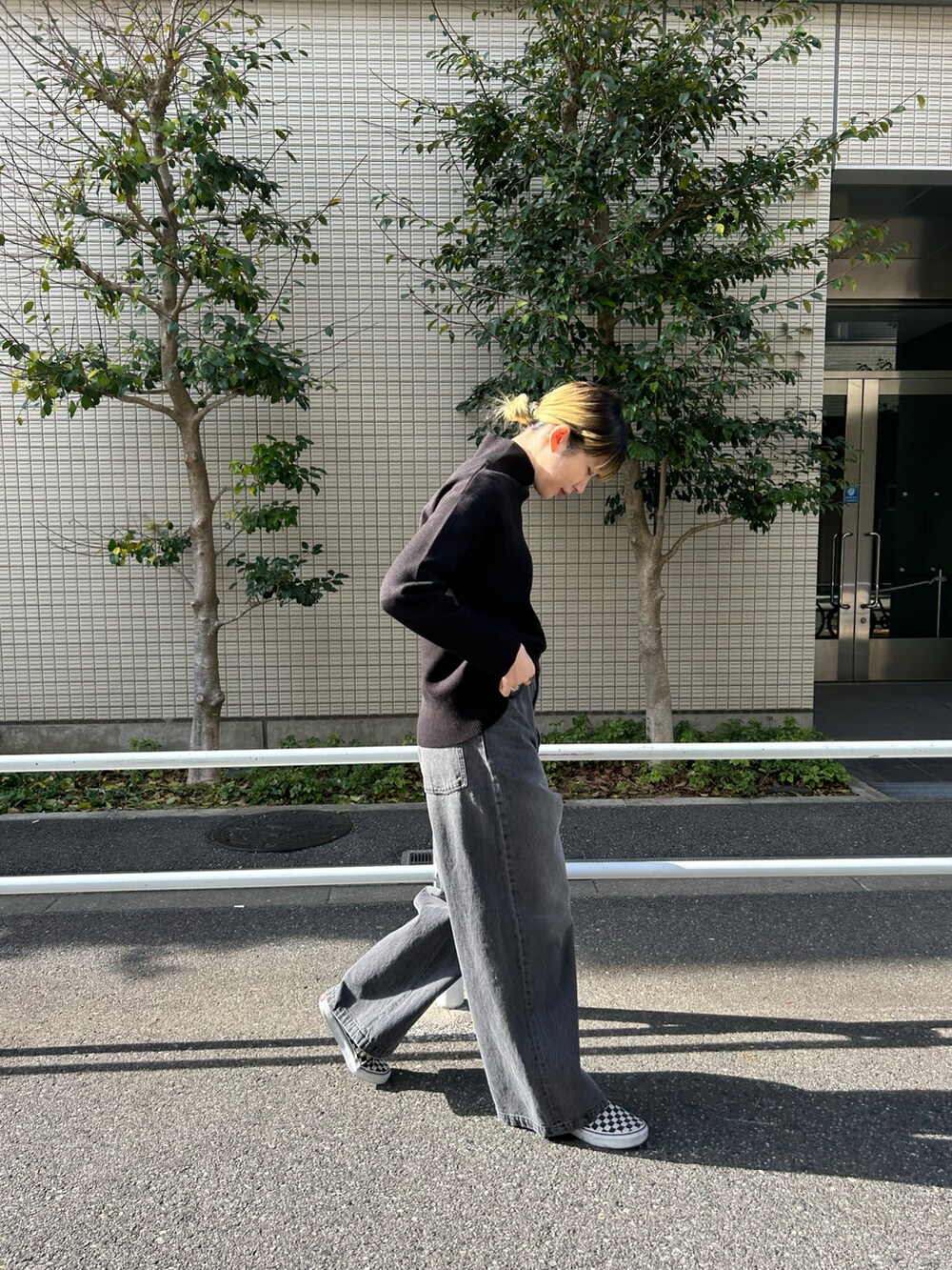 ブラック系のニット/セーターを着用したレディースの冬コーディネートの2枚目の写真