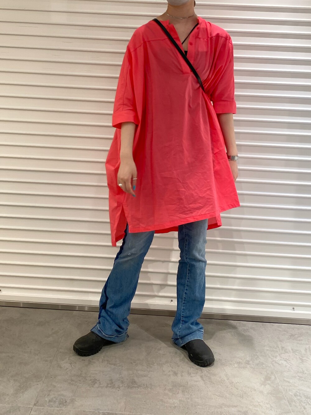 ピンク系のシャツ/ブラウスを着用したレディースの春コーディネートの2枚目の写真