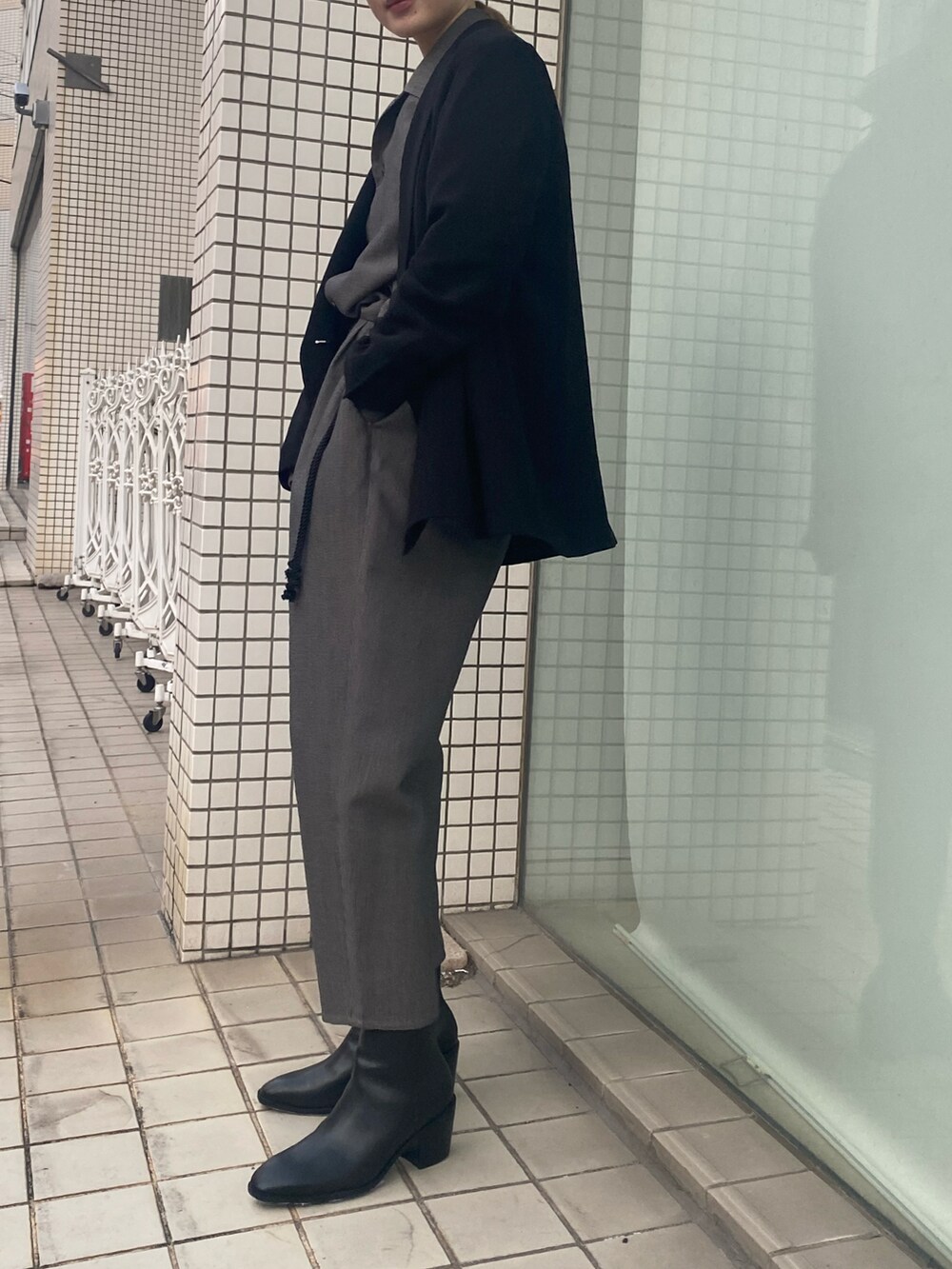 「春コーデ、カジュアル、大人カジュアル、休日スタイル、春カラー、きれいめカジュアル、パンツスタイル、お出かけコーデ、高身長女子、高身長コーデ、高身長、オールインワン、ジャケットスタイル、ジャケット、エトセンス」｜「Lui'sの【オリジナルファブリック4×4セットアップシリーズ】 1Bオーバージャケット（テーラードジャケット、ブラック系）」を使った、2a1さん（レディース・170cm）の冬コーディネートの3枚目の写真
