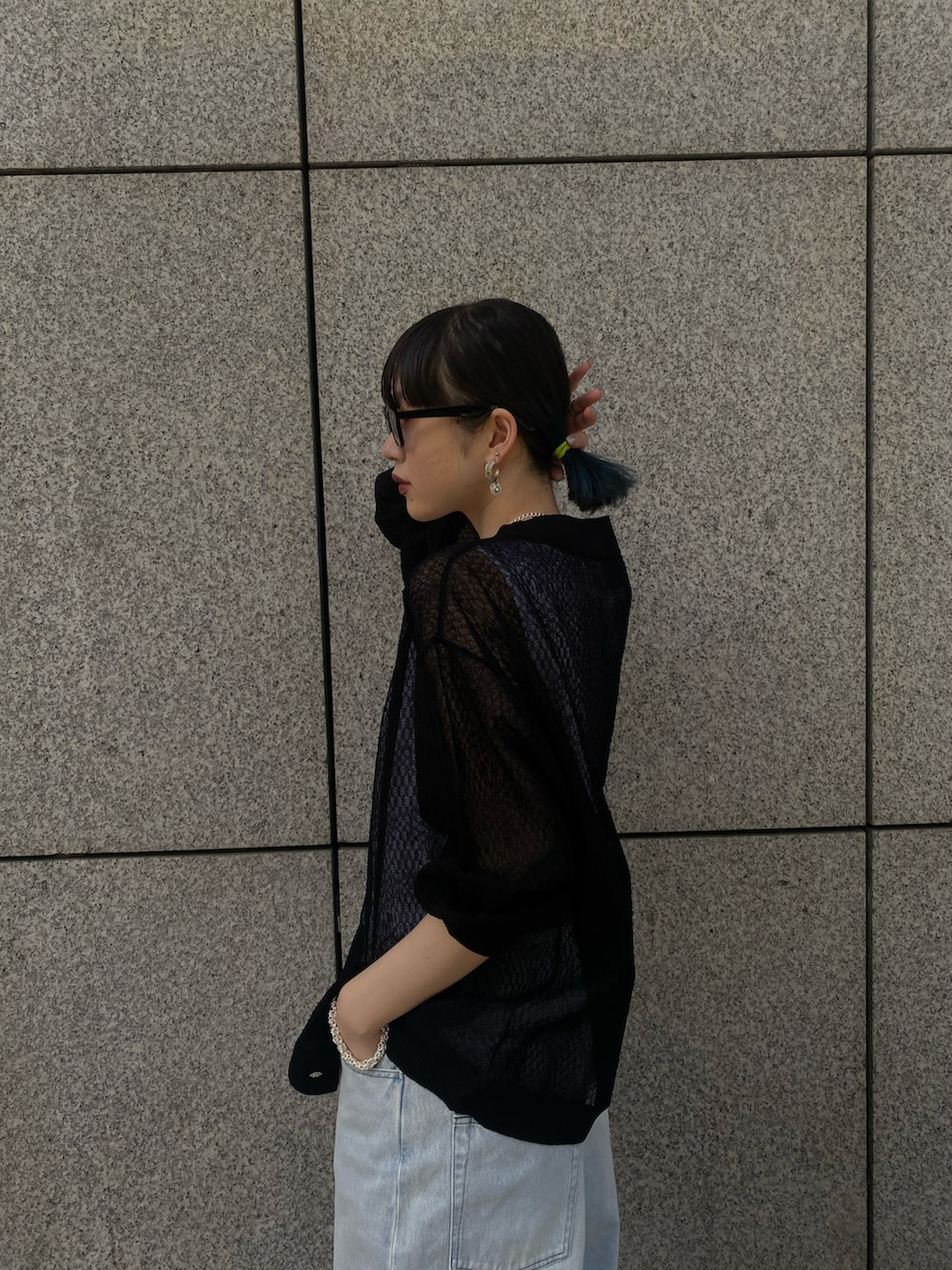 ブラック系のカーディガン/ボレロ、ブルー系のデニムパンツ、ブラック系のドレスシューズを着用したレディースの春コーディネートの3枚目の写真