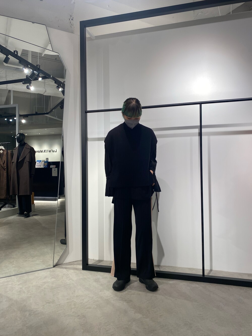 ブラック系のニット/セーターを着用したレディースの秋コーディネートの2枚目の写真