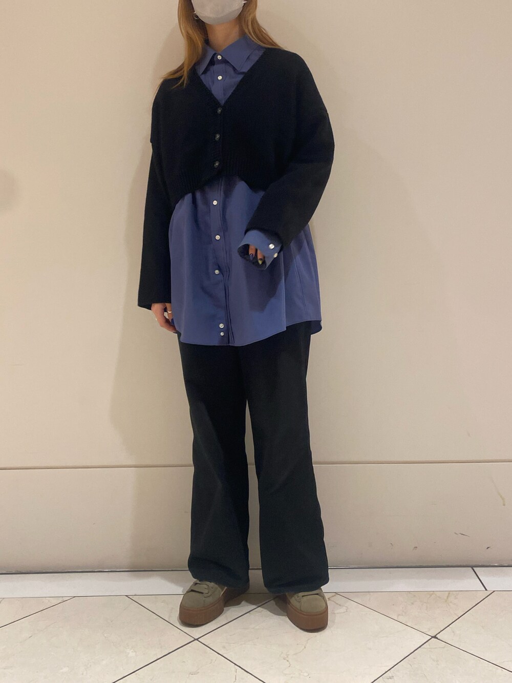 ブラック系のカーディガン/ボレロを着用したレディースの冬コーディネートの2枚目の写真