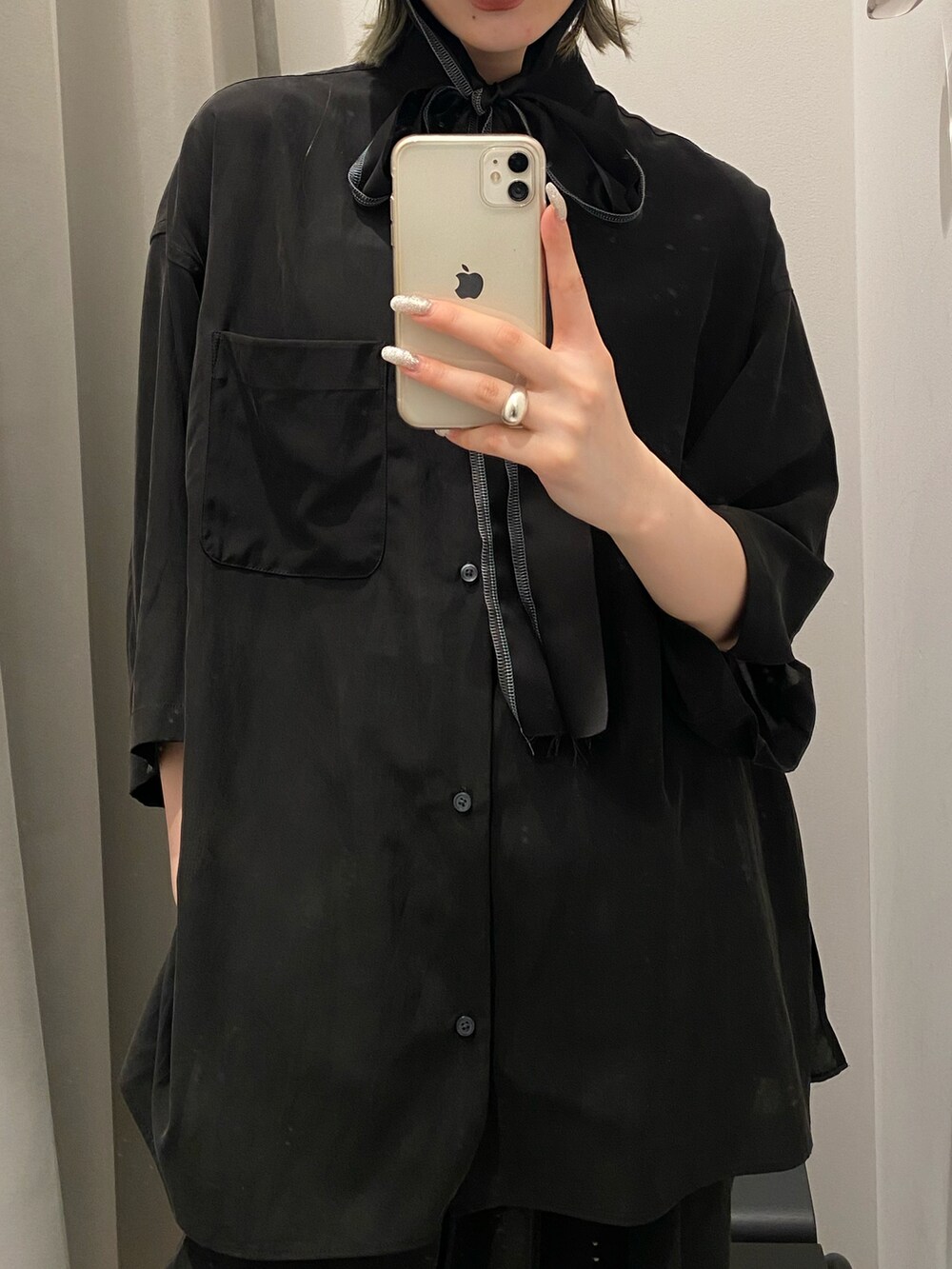 ブラック系のシャツ/ブラウスを着用したレディースの夏コーディネートの2枚目の写真