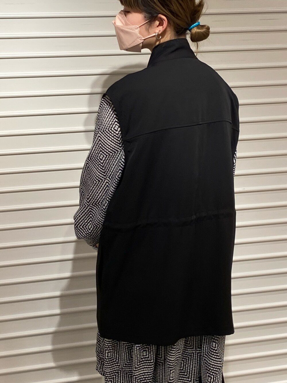 ベージュ系のジャケット/アウター、ブラック系のトップス、ブラック系のスカートを着用したレディースの春コーディネートの3枚目の写真