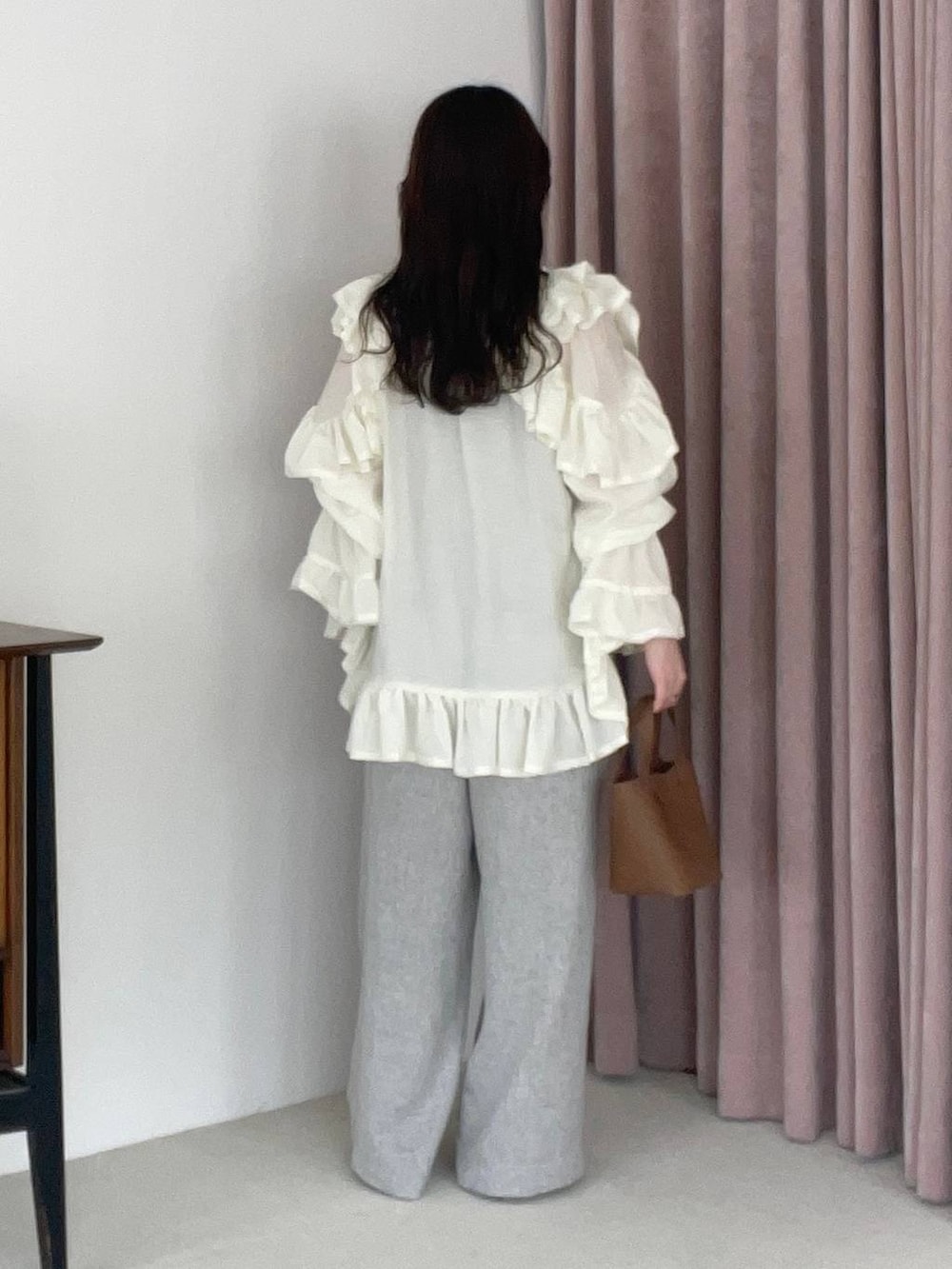 ブラウン系のサンダル、ホワイト系のシャツ/ブラウス、グレー系のサロペット/オーバーオールを着用したレディースの春コーディネートの2枚目の写真