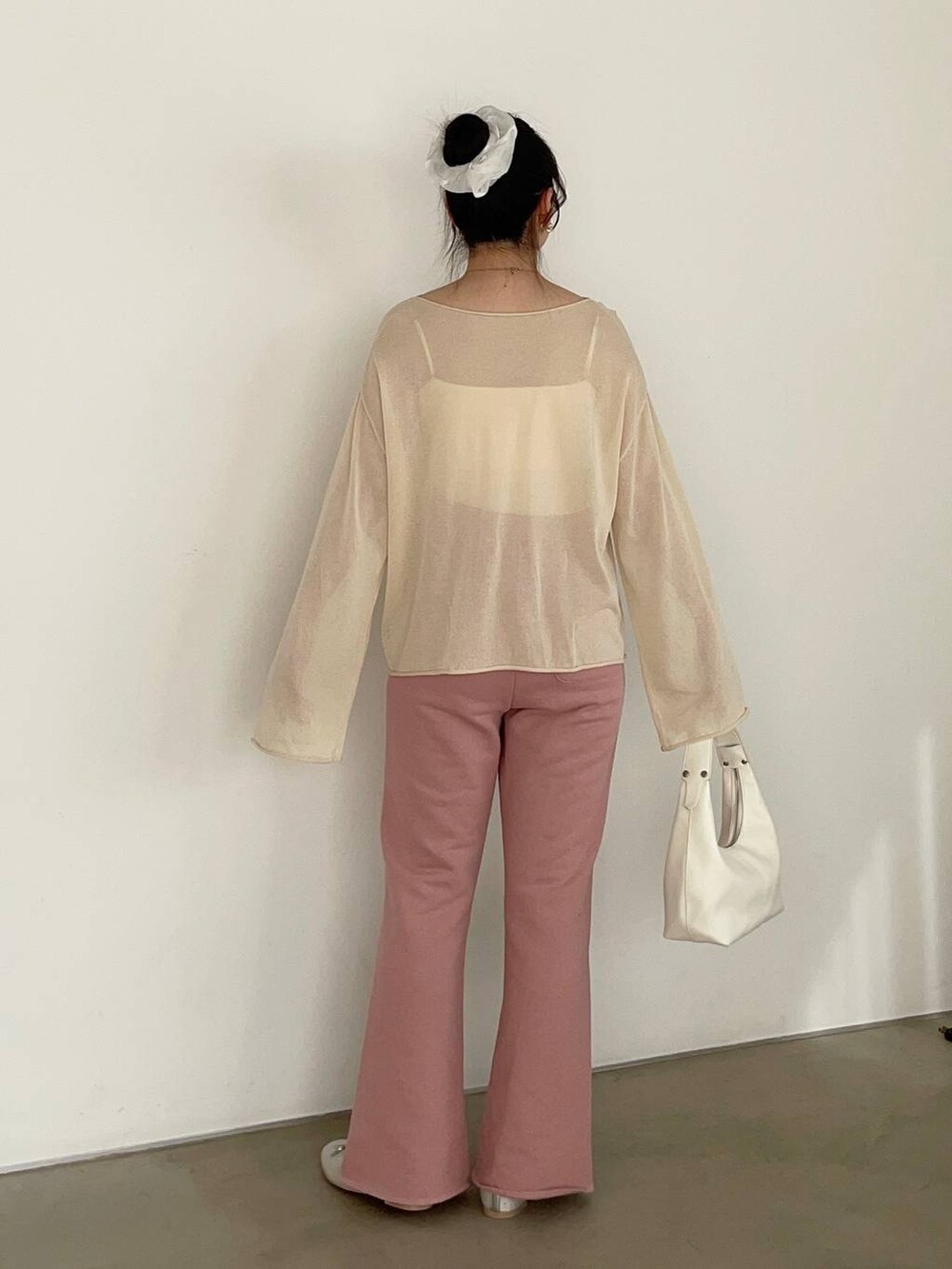 ホワイト系のニット/セーター、シルバー系のバレエシューズ、ピンク系のスウェットパンツを着用したレディースの春コーディネートの2枚目の写真