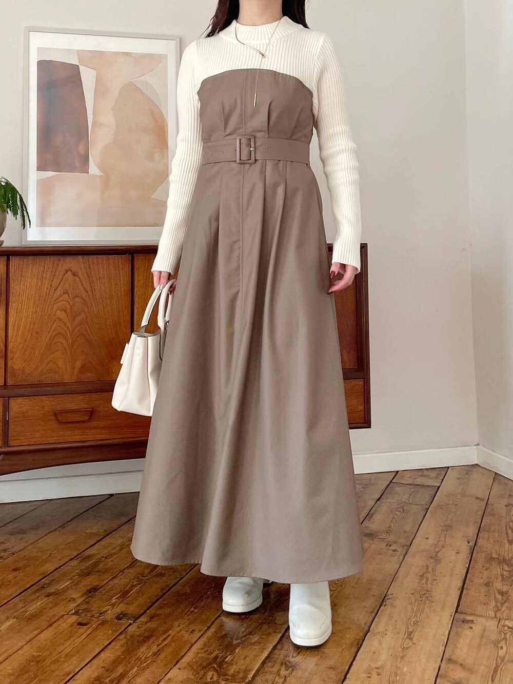 ホワイト系のブーツ、ホワイト系のショルダーバッグ、ホワイト系のテーラードジャケットを着用したレディースの冬コーディネートの6枚目の写真