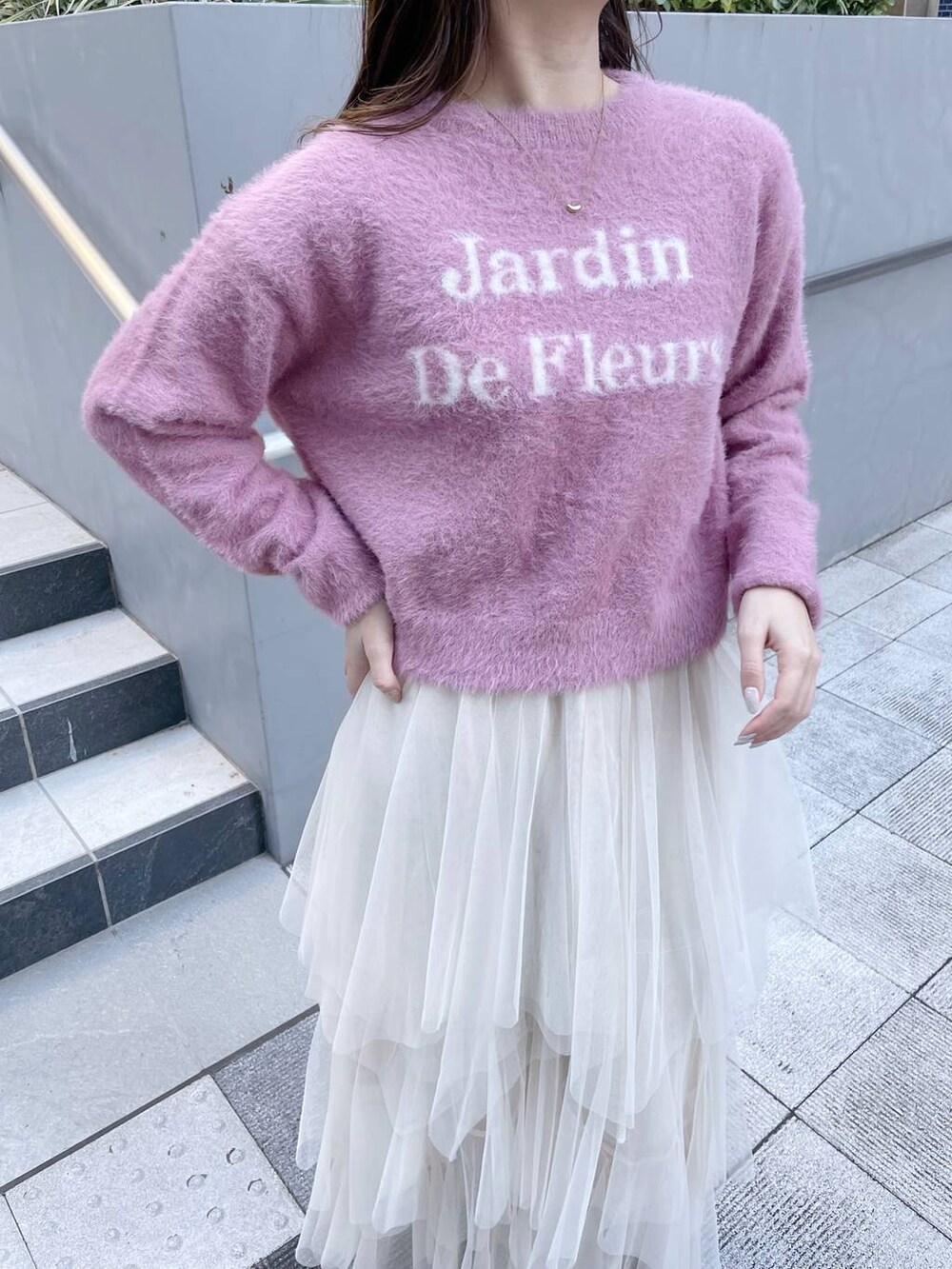 ピンク系のニット/セーター、グレー系のブーツ、ホワイト系のスカートを着用したレディースの冬コーディネートの3枚目の写真