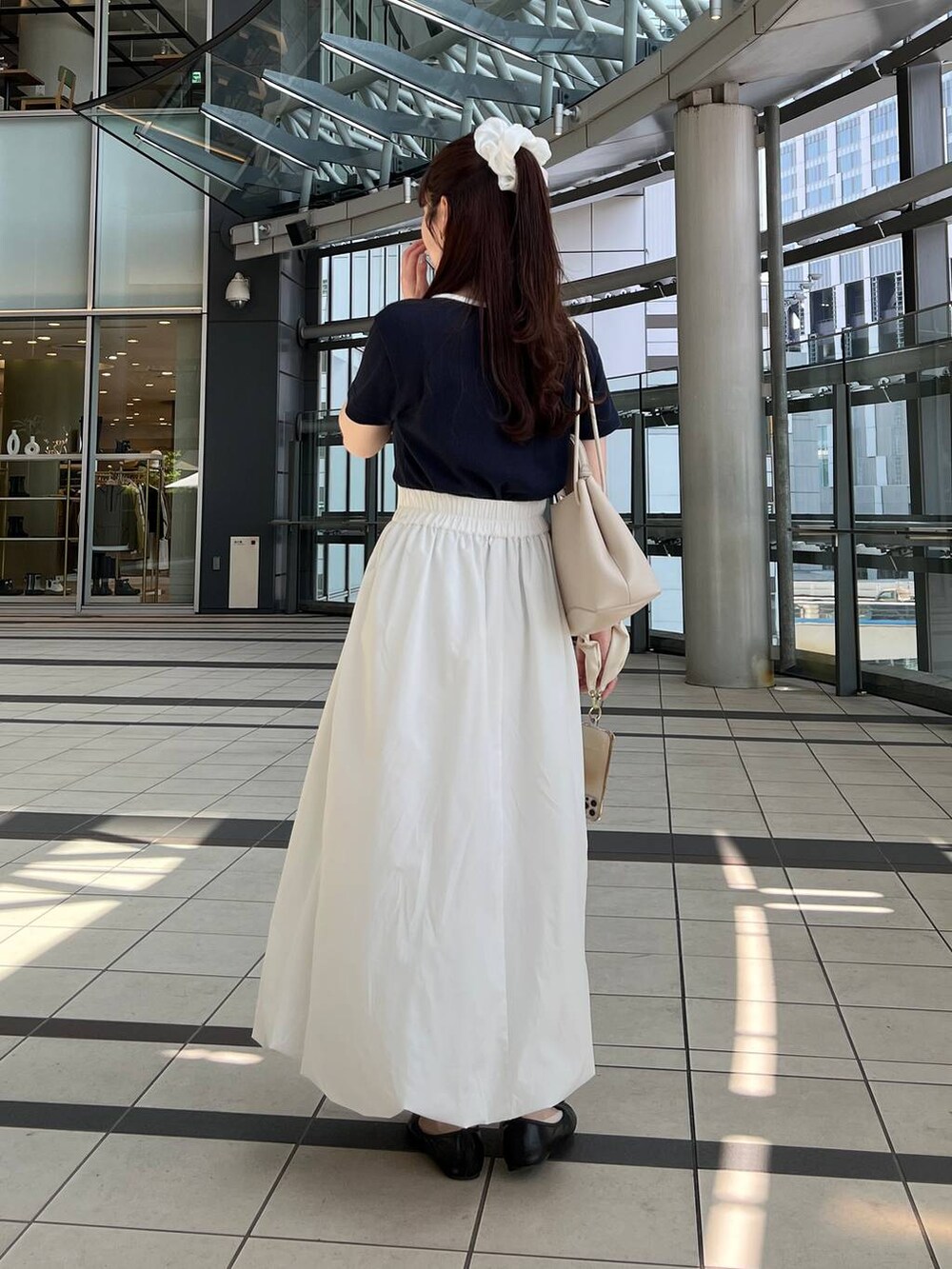 ブルー系のTシャツ/カットソーを着用したレディースの春コーディネートの2枚目の写真