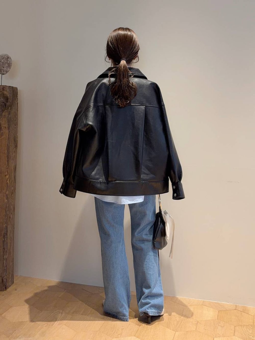 ブルー系のシャツ/ブラウス、ブルー系のデニムパンツ、ホワイト系のサンダルを着用したレディースの冬コーディネートの3枚目の写真