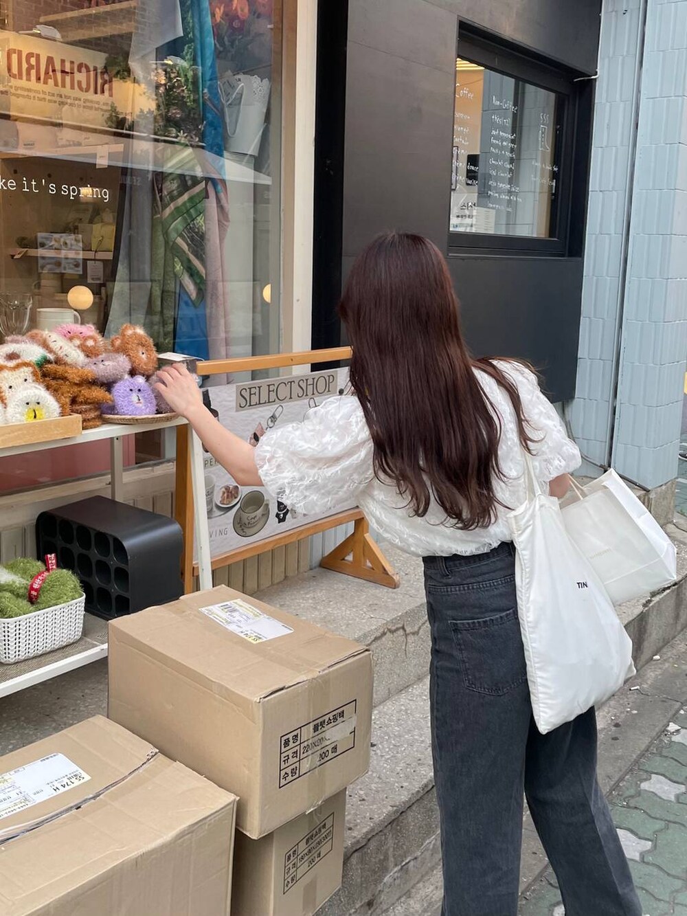 ホワイト系のシャツ/ブラウス、ホワイト系のサンダル、ブラック系のデニムパンツを着用したレディースの夏コーディネートの4枚目の写真