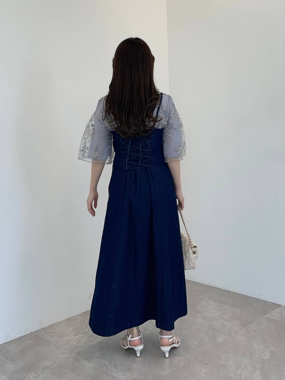 ブルー系のシャツ/ブラウス、ホワイト系のショルダーバッグ、ホワイト系のサンダルを着用したレディースの春コーディネートの2枚目の写真
