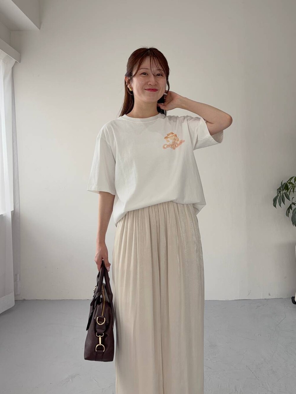 ホワイト系のその他パンツ、ホワイト系のTシャツ/カットソー、ブラウン系のボストンバッグを着用したレディースの夏コーディネートの3枚目の写真
