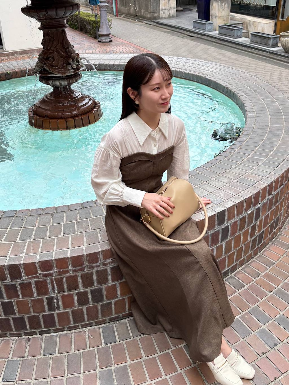 ブラウン系のワンピースを着用したレディースの秋コーディネートの4枚目の写真